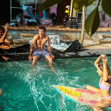 Albergue Lotide Surf Camp Uluwatu